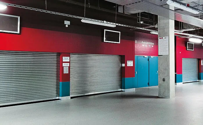 Cierres enrollables en un espacio interior, instalados por Abitia