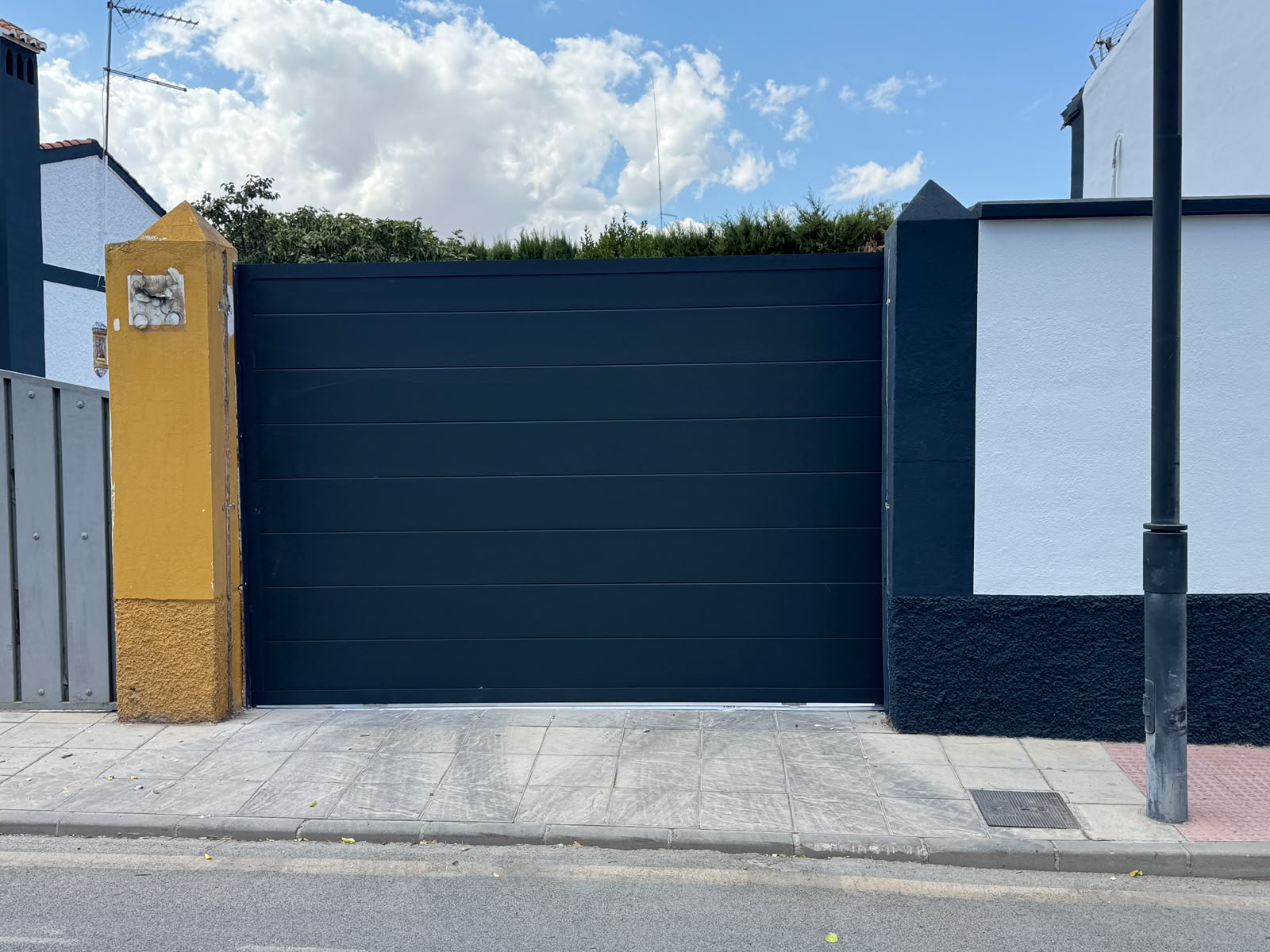 Una corredera de panel de 40 mm en Híjar