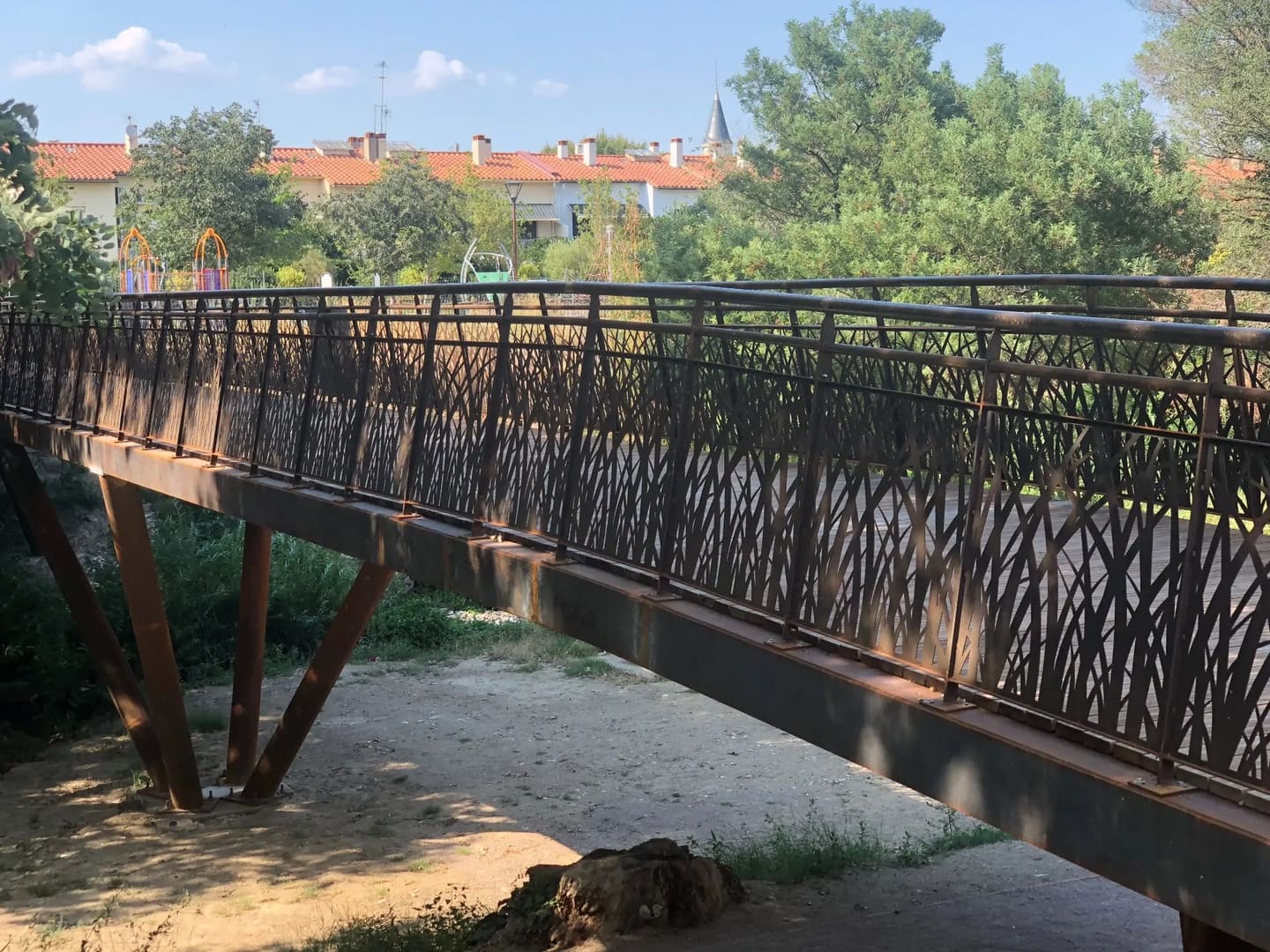 Pasarela de acero corten sobre el río La Basse, en Perpiñán, obra de Elvia